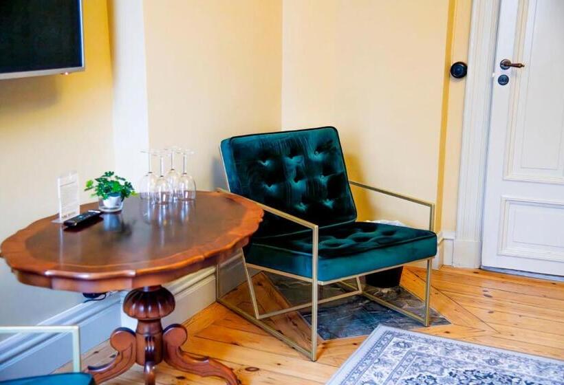 Четырехместный Номер Deluxe, Park Hotel Linköping Fawlty Towers