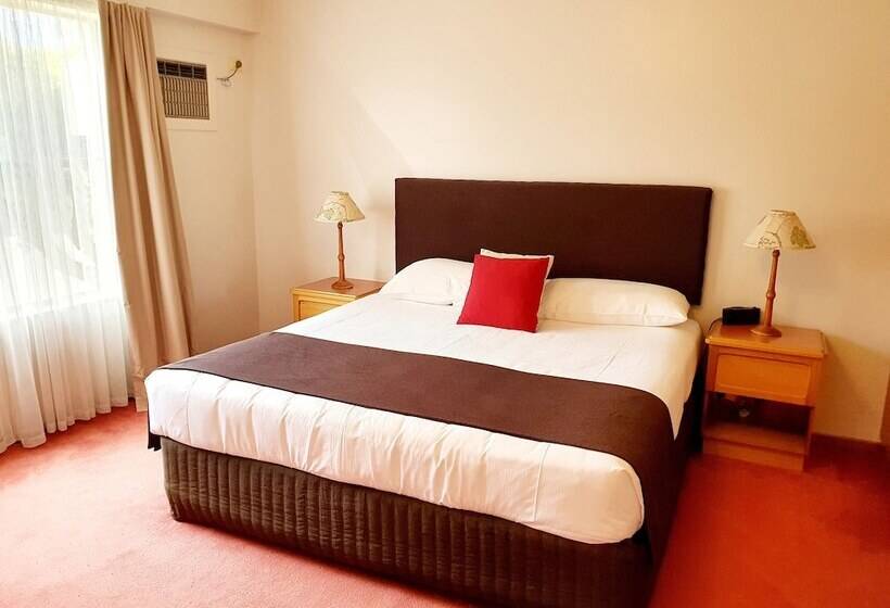 패밀리 스위트, Mcnevins Warwick Motel