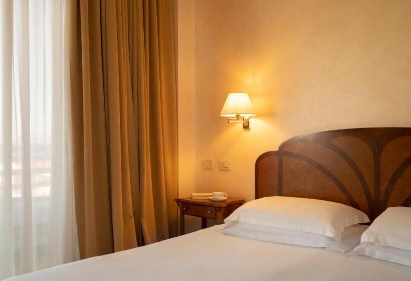 Полулюкс, Grand Hotel Astoria