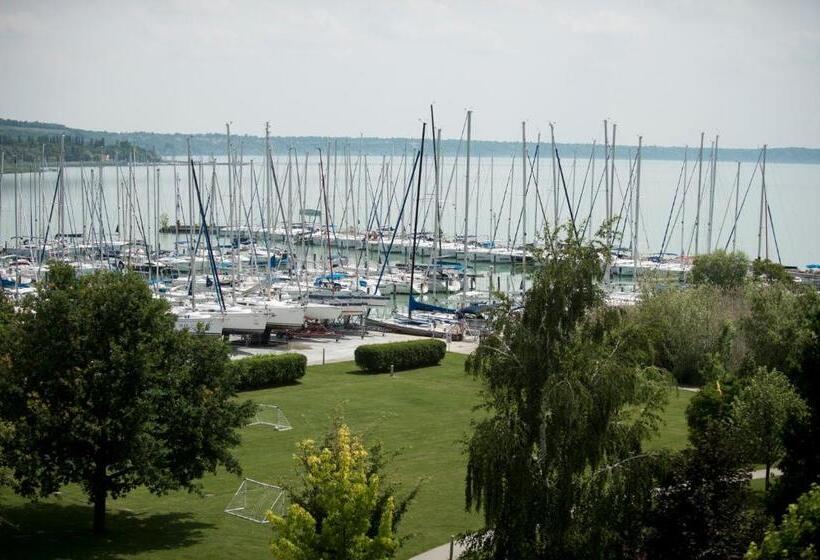 Номер Стандарт, Marina Port