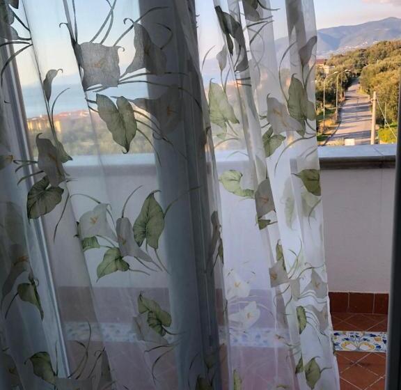 اتاق استاندارد چهار تخته با چشم‌انداز دریا, B&b La Marinella