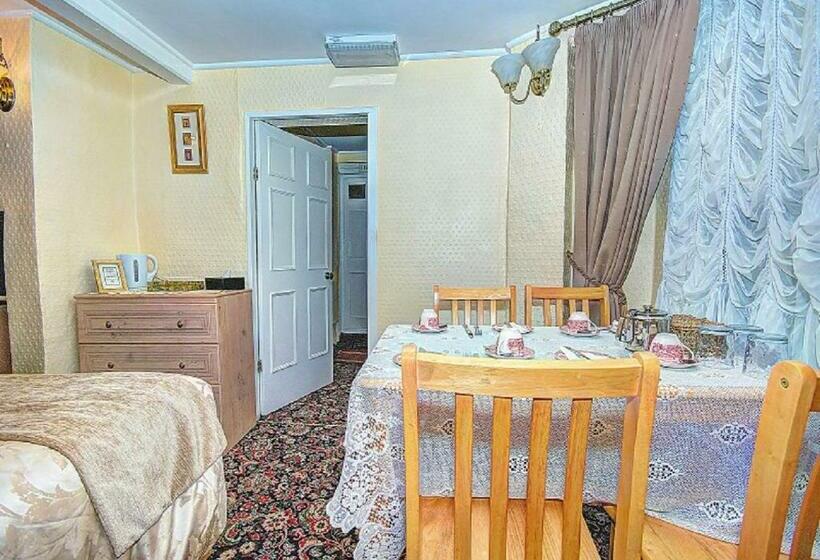 اتاق خانوادگی با چشم‌انداز باغ, Number One Guesthouse