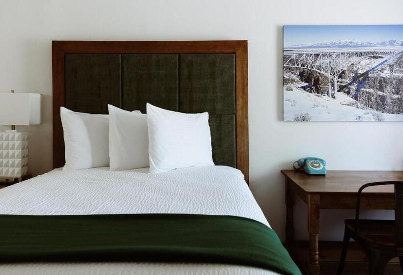 クイーンベッドのデラックスルーム, Taos Valley Lodge