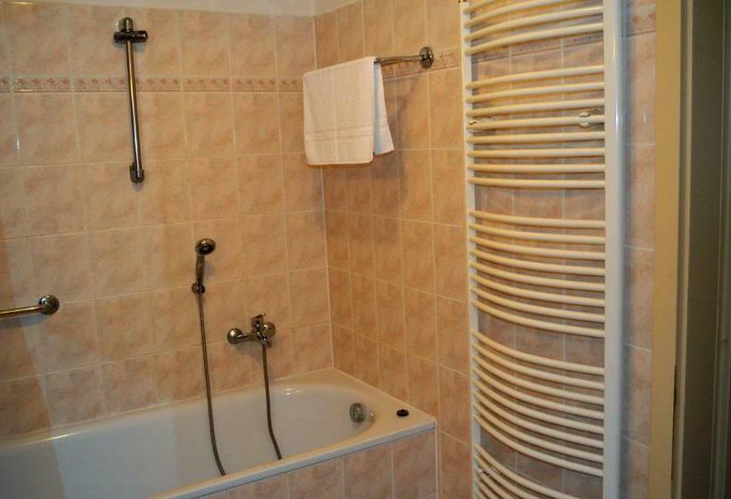 Quarto Ático, Petr