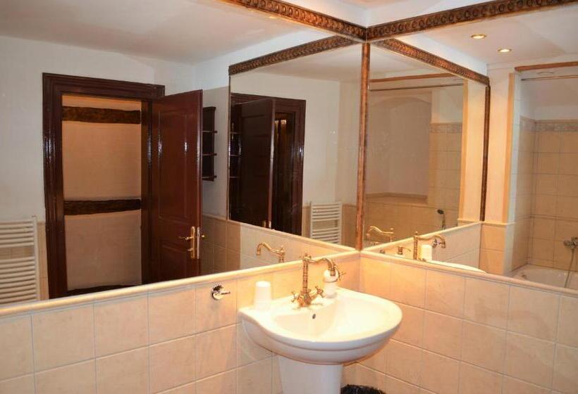 Quarto Familiar Superior, Petr