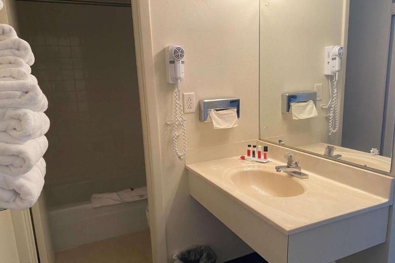 장애인을 위한 스탠다드 룸, La Quinta Inn & Suites By Wyndham Bardstown