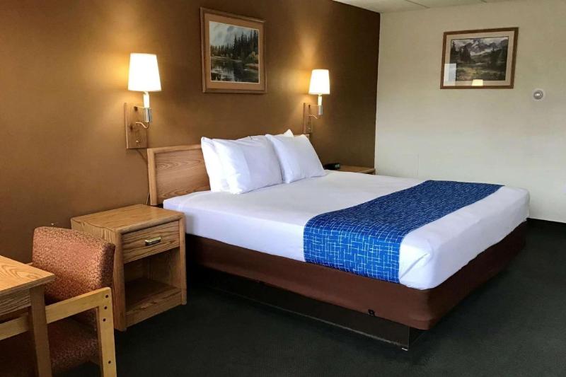 장애인을 위한 킹사이즈 침대 스탠다드 룸, La Quinta Inn & Suites By Wyndham Bardstown