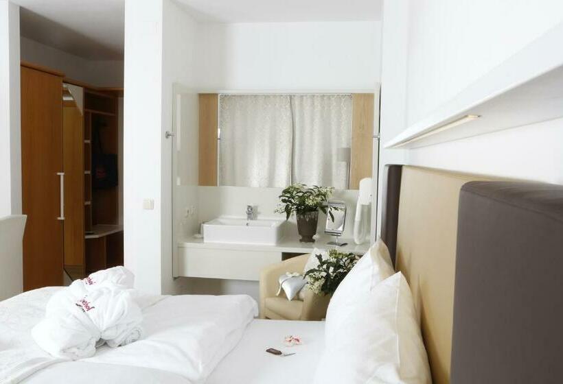 Номер Стандарт с Балконом, Boutique Hotel Loipenhof