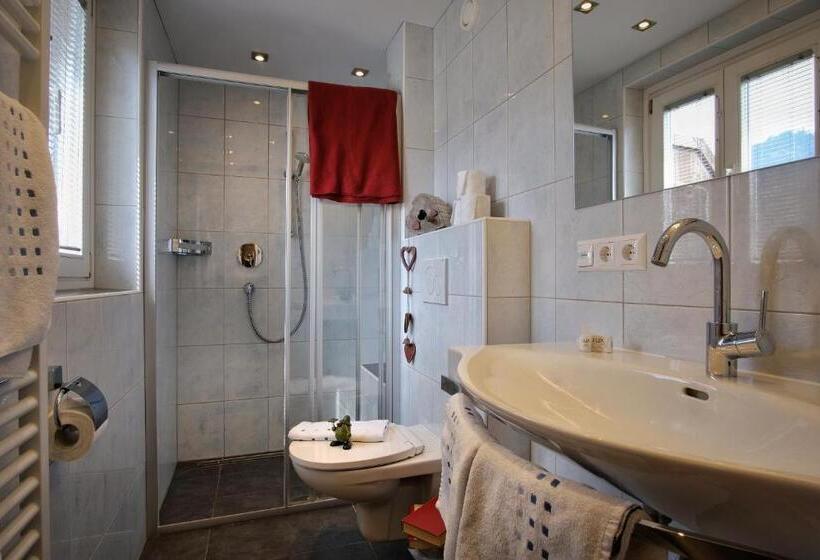 Suite with lake view, Seehotel & Seeapartments Kärntnerhof  Direkt Am See!