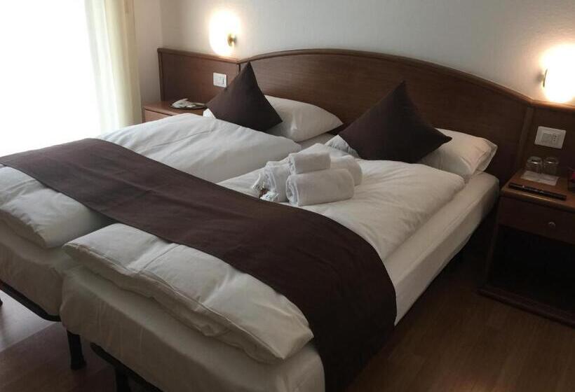 Quarto Estandar, Athos