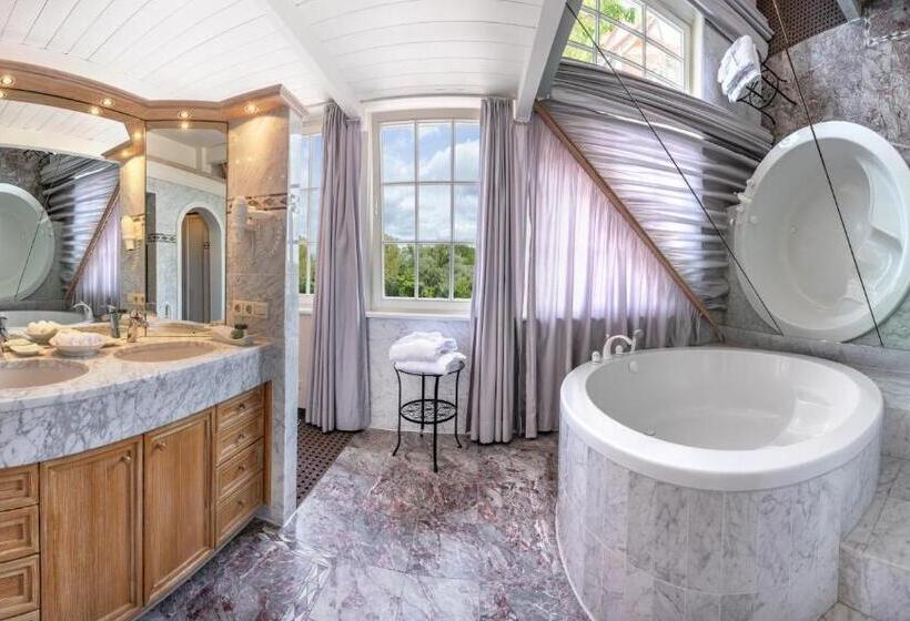 Suite with lake view, Seevilla