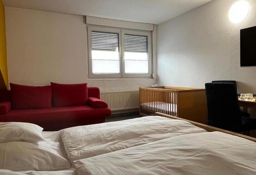 标准三人间, Kaufhold   Haus Der Handweberei