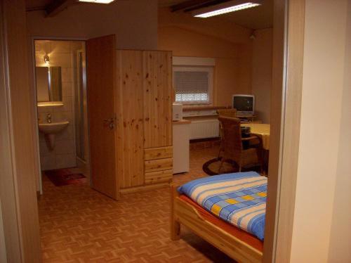 اتاق خانوادگی, Econo Motel Goelzer