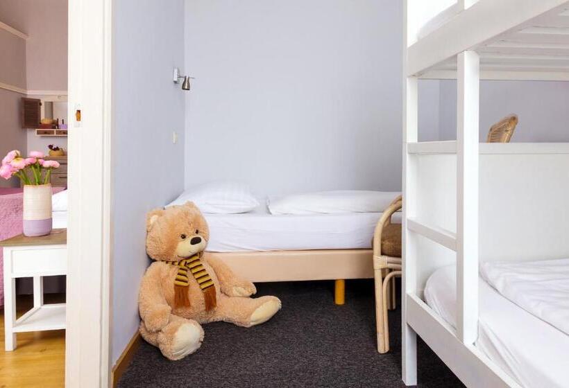 Quarto Familiar, Corel
