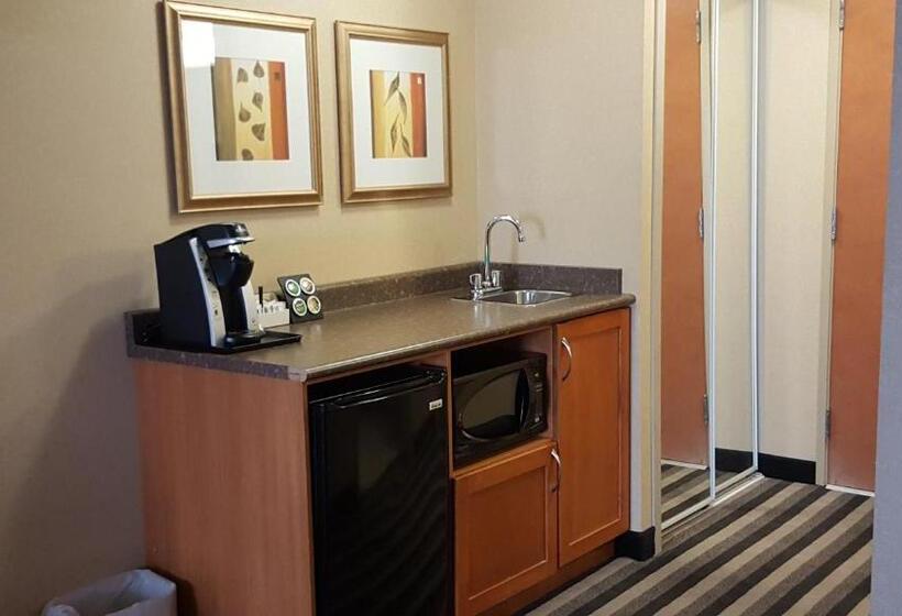 Люкс, Days Inn & Suites By Wyndham Edmonton Airport