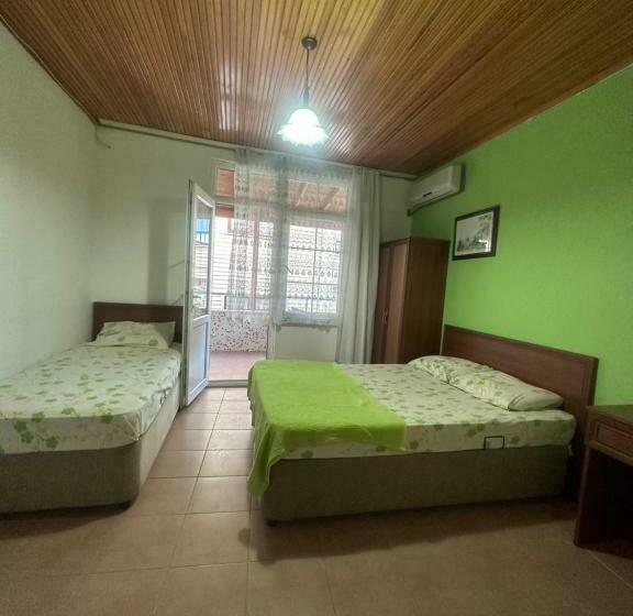 Трехместный Номер Стандарт с Балконом, Ada Motel