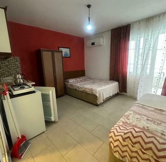 Трехместный Номер Стандарт с Балконом, Ada Motel