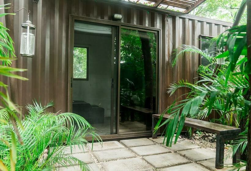 带泳池的标准三人间, Green Sanctuary