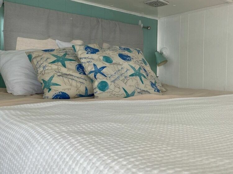 Дом 4 Спальни, Mangrove Marina And Resort Aqualodge Houseboats
