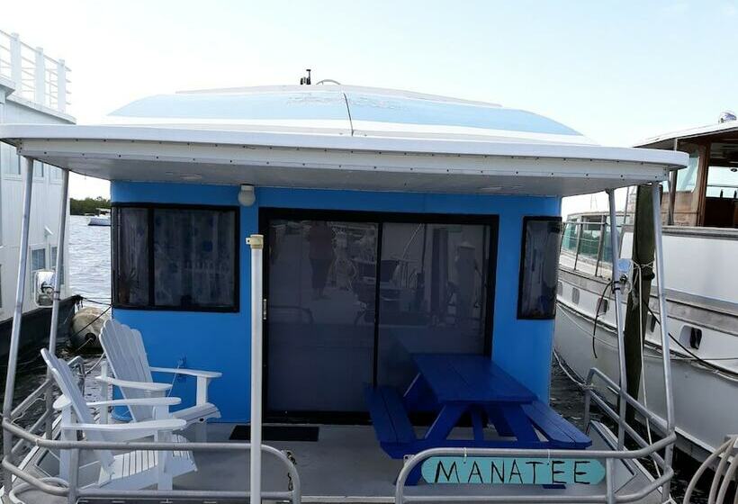 Дом 4 Спальни, Mangrove Marina And Resort Aqualodge Houseboats