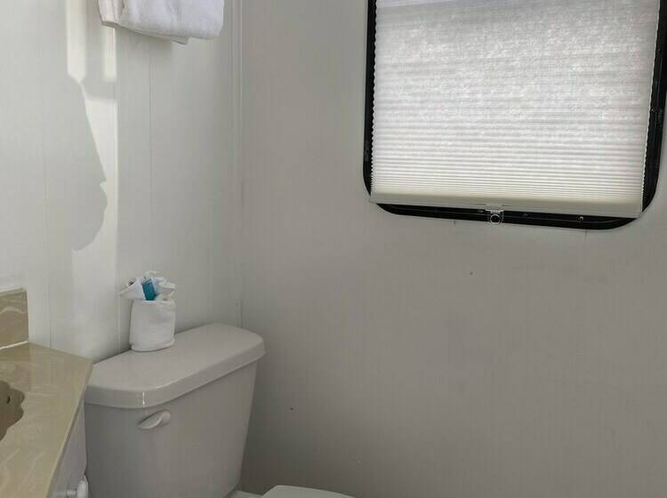 Дом 4 Спальни, Mangrove Marina And Resort Aqualodge Houseboats