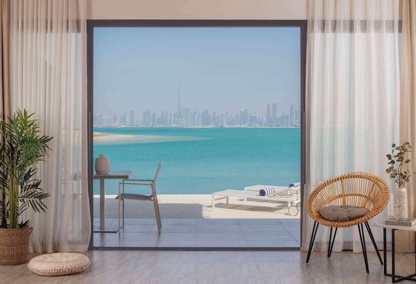 Полулюкс, Anantara World Islands Dubai Resort