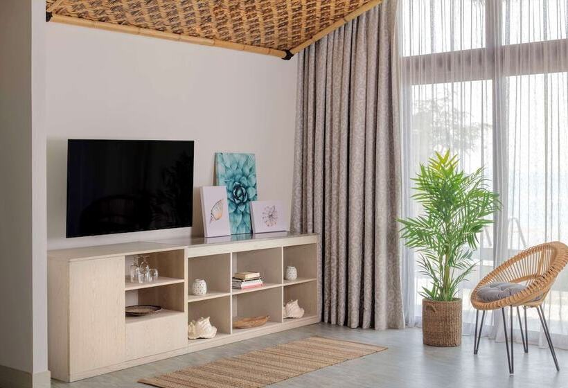 Полулюкс с Бассейном, Anantara World Islands Dubai Resort