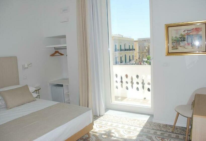اتاق استاندارد با بالکن و چشم‌انداز دریا, Palazzo Del Cavaliere