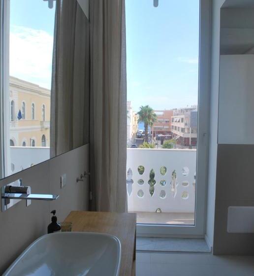 اتاق لوکس با بالکن و چشم‌انداز دریا, Palazzo Del Cavaliere