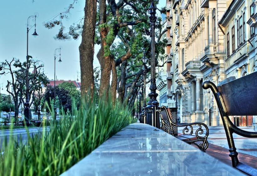 Трехместный Номер Базовый, Central