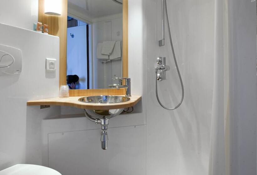 标准三人间, Bud Gett Hostels