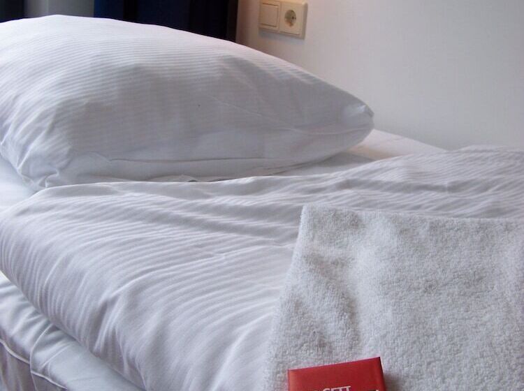 四人标准间, Bud Gett Hostels
