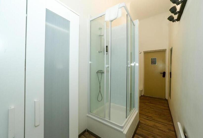 اتاق استاندارد با سرویس بهداشتی مشترک, Very Central, 5 Min To City Center, Self Check In