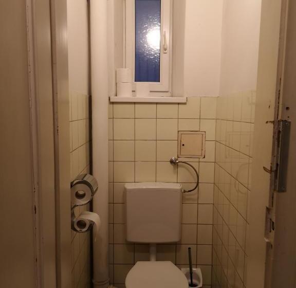 اتاق استاندارد با سرویس بهداشتی مشترک, Very Central, 5 Min To City Center, Self Check In