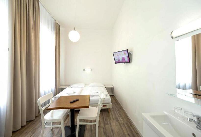 اتاق استاندارد با سرویس بهداشتی مشترک, Very Central, 5 Min To City Center, Self Check In