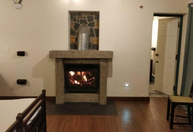سوییت با چشم‌انداز کوه, The Hearth