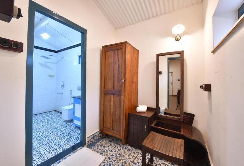 سوییت با چشم‌انداز باغ, The Hearth