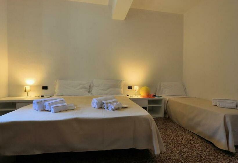 Номер Стандарт Трехместный, Bed And Parking Cecina Rooms