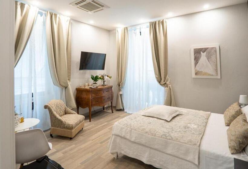 اتاق لوکس با تخت بزرگ, Covo Di Levante