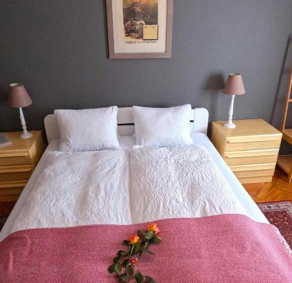 Номер Стандарт с Балконом, Alpenrose Hotel And Gardens