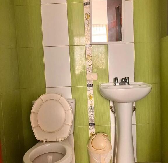 سرير فى غرفة مشتركه, Hostal El Rancho
