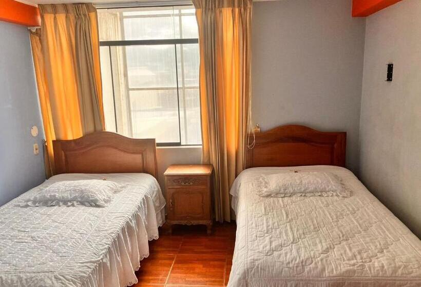 سرير فى غرفة مشتركه, Hostal El Rancho