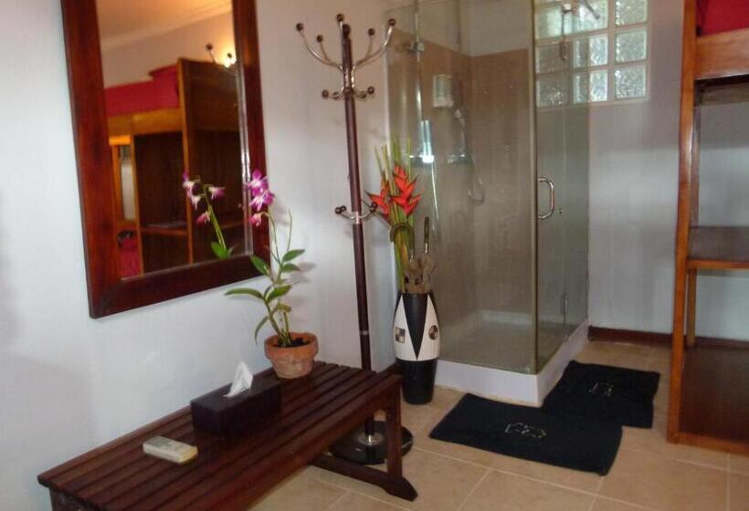 Кровать в Общей Комнате, Laki Uma Villa  Male Only