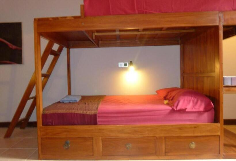 Кровать в Общей Комнате, Laki Uma Villa  Male Only