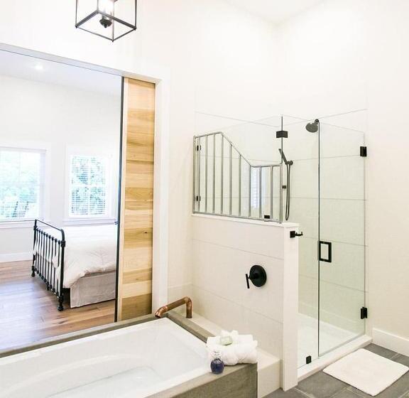 Люкс Кровать Кинг, Farmhouse Suites By Amish Country Lodging