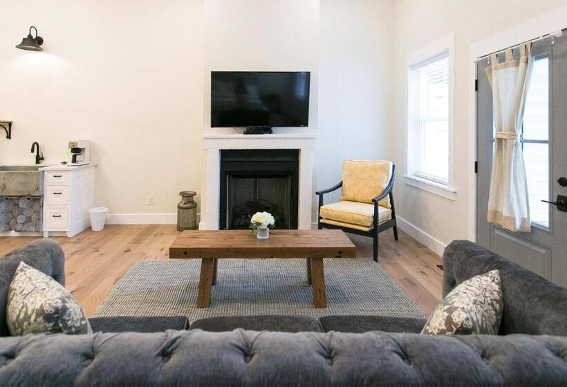 Люкс Кровать Кинг, Farmhouse Suites By Amish Country Lodging