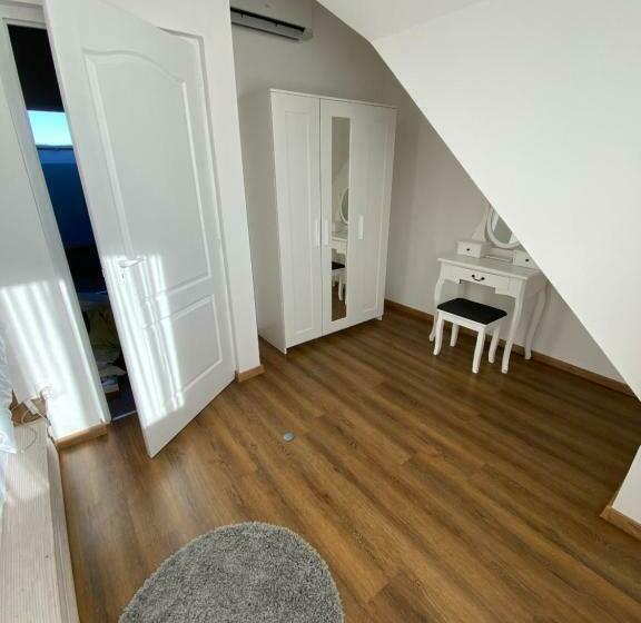דירת שלושה חדרים, Platán Apartmanház