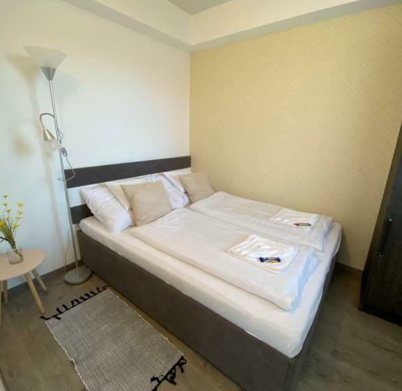 דירת שלושה חדרים, Platán Apartmanház