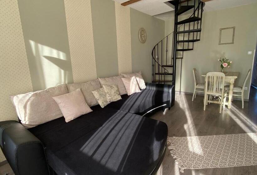 דירת שלושה חדרים, Platán Apartmanház