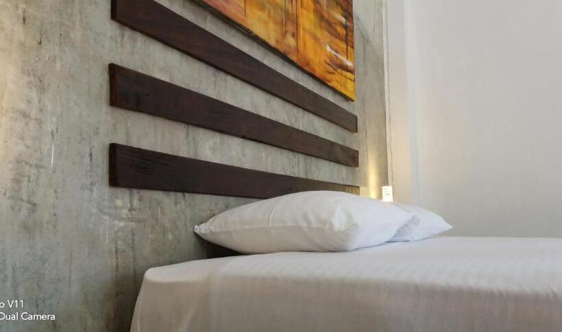 اتاق استاندارد با چشم‌انداز باغ, Petit Guest House